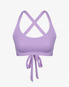 Das Charm Surf Bikini Oberteil von Main Design besticht durch seinen lila Farbton mit gekreuzten Trägern und Bindedetail vorne. Es ist aus chlorresistentem Material gefertigt. Sein schlichtes, minimalistisches Design macht es ideal für Wassersport und Fitnessaktivitäten.