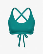 Das Charm Surf Bikini Oberteil von Main Design ist ein türkisfarbener Sport-BH mit gekreuzten Trägern und Bindeband vorne. Hergestellt aus chlorresistentem Material, ideal für Surf-Bikini-Sessions. Abgebildet auf weißem Hintergrund.