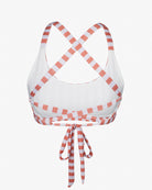 Das Bild zeigt das Main Design Charm Surf Bikini Oberteil in Weiß mit rosa Querstreifen. Es verfügt über gekreuzte Träger und eine Schnürung am unteren Ende. Es ist für Wassersportaktivitäten konzipiert und aus chlorresistentem Stoff für Langlebigkeit gefertigt.