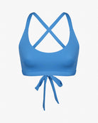 Das Charm Surf Bikini Oberteil von Main Design ist ein blaues Oberteil mit überkreuztem Rücken und Bindeverschluss vorne, gefertigt aus chlorbeständigem Stoff für Wassersport, präsentiert auf einem schlichten weißen Hintergrund.