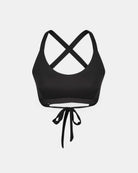 Das Charm Surf Bikini Oberteil von Main Design ist ein schwarzer Sport-BH mit gekreuzten Rückenträgern und einem Bindeband in der Taille, der Stil und Komfort vereint. Abgebildet auf einfarbig weißem Hintergrund.