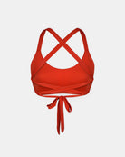 Das Main Design Charm Surf Bikini Oberteil mit überkreuzten Trägern und einer gebundenen Schleife im unteren Rückenbereich ist aus chlorresistentem Stoff mit UPF 50+ Sonnenschutz gefertigt und zeigt sich auf einem schlichten weißen Hintergrund.