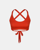 Das Main Design Charm Surf Bikini Oberteil ist ein rotes Crop-Top mit überkreuzten Trägern im Rücken und einem Bindeband auf der Vorderseite, das auf einem schlichten weißen Hintergrund abgebildet ist.