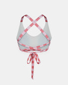 Rückenansicht des Charm Surf Bikini-Oberteils von Main Design mit rosa und weiß karierten Trägern, die sich überkreuzen und am unteren Rücken zu einer Schleife gebunden werden. UPF 50+ Sonnenschutz. Einfarbig weißer Hintergrund.