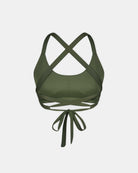 Das Charm Surf Bikini Oberteil von Main Design ist ein grünes Oberteil mit überkreuzten Trägern im Rücken und langen Bändern, die eine Schleife bilden. Es ist aus chlorresistenterem Stoff gefertigt, um eine lange Haltbarkeit zu gewährleisten.