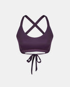 Das Charm Surf Bikini Oberteil von Main Design ist ein dunkelvioletter, chlorresistenter Sport-BH mit überkreuzten Rückenträgern, langem Bindedetail vorne und UPF 50+ Sonnenschutz, abgebildet auf einem schlichten weißen Hintergrund.