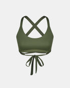 Das Charm Surf Bikini Oberteil von Main Design ist ein grüner Sport-BH mit gekreuzten Trägern und langen Bändern, die sich um den Oberkörper wickeln und mit einer Schleife auf der Vorderseite abschließen - eine elegante, minimalistische Wahl für aktive Tage am Wasser.