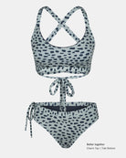Hellblaues Charm Surf Bikini Oberteil von Main Design mit dunklen Flecken, gekreuztem Rücken und Bindeband vorne. Hochtaillierte Hose mit seitlichen Bindebändern. Chlorresistenter Stoff und UPF 50+ Sonnenschutz - besser zusammen.