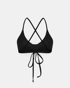 Das Drift Surf Bikini Oberteil von Main Design ist ein schwarzes Oberteil mit dünnen, gekreuzten Rückenträgern und einer Schleife am unteren Rücken, hergestellt aus nachhaltigen Materialien und abgebildet auf einem schlichten weißen Hintergrund.