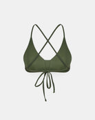 Das Drift Surf Bikini Oberteil von Main Design kommt in Olivgrün mit dünnen Trägern, die sich kreuzen und am Rücken gebunden werden. Er ist aus nachhaltigen Materialien gefertigt und zeichnet sich durch ein minimalistisches Design mit glattem, nahtlosem Stoff aus.
