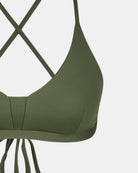 Nahaufnahme des Drift Surf Bikini Oberteils von Main Design in Olivgrün, mit dünnen Trägern, die sich kreuzen und am Rücken gebunden werden. Hergestellt aus nachhaltigen Materialien, dargestellt auf weißem Hintergrund.