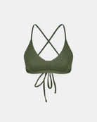 Das Drift Surf Bikini Oberteil von Main Design hat dünne Träger, die sich im Rücken überkreuzen und vorne verknotet werden, ist aus nachhaltigen Materialien gefertigt und zeigt sich in Olivgrün auf einfarbig weißem Hintergrund.