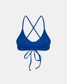 Das Drift Surf Bikini Oberteil von Main Design ist ein blaues Oberteil mit dünnen Trägern, die sich kreuzen und im Rücken gebunden werden. Es ist aus nachhaltigen Materialien hergestellt und wird auf einem schlichten weißen Hintergrund gezeigt.