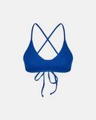 Das Drift Surf Bikini Oberteil von Main Design hat dünne Träger, die sich im Rücken überkreuzen und vorne verknotet werden können. Es ist aus nachhaltigen Materialien hergestellt und in Blau auf einem schlichten weißen Hintergrund abgebildet.