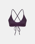 Das Drift Surf Bikini Oberteil von Main Design in dunklem Lila, im Bralette-Style aus nachhaltigen Materialien, besitzt dünne, am Rücken gekreuzte Träger und ein Bindedetail vorn, präsentiert auf schlicht weißem Hintergrund.
