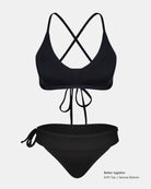 Ein schwarzes Drift Surf Bikini Oberteil von Main Design mit überkreuzten Rückenbändern, gepaart mit einem seitlich gebundenen Unterteil aus nachhaltigen Materialien. Text: "Besser zusammen Drift Top | Serene Bottom.