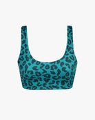 Das Hale Bikini Oberteil von Main Design ist ein ärmelloser Sport-BH mit LSF 50+ Sonnenschutz, mit türkisfarbenem Hintergrund und kräftigem schwarzen Leopardenmuster. Es verfügt über einen weiten, schmeichelhaften Rundhalsausschnitt und einen geraden Rücken, ideal für sportliche Aktivitäten.