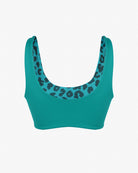 Das Hale Bikini Oberteil von Main Design ist ein blaugrüner Sport-BH mit schmeichelhaftem Rundhalsausschnitt und Futter mit Leopardenmuster, der Sonnenschutz mit LSF 50+ bietet.