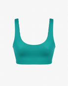 Das Hale Bikini Oberteil von Main Design ist ein blaugrüner Sport-BH mit einem schmeichelhaften Rundhalsausschnitt und breiten Trägern vor einem schlichten weißen Hintergrund.