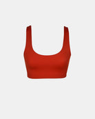 Das Hale Bikini Oberteil von Main Design ist ein rotes, tailliertes Tank-Top mit breiten Trägern und Rundhalsausschnitt, das auf einem einfarbig weißen Hintergrund abgebildet ist. Mit diesem wendbaren Oberteil können Sie Ihren Stil leicht ändern.
