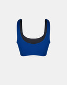 Das Hale Bikini Oberteil von Main Design ist ein blaues, nahtloses Sport Top mit breiten Trägern und tiefem Rundhalsausschnitt, abgebildet auf einem schlichten weißen Hintergrund.