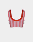 Das Hale Bikini Oberteil von Main Design ist ein rosa und rot gestreiftes Bikinioberteil mit Rundhalsausschnitt und dicken Trägern, abgebildet auf einem schlichten weißen Hintergrund.