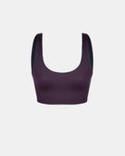 Das Hale Bikini Oberteil von Main Design in dunklem Lila, ärmellos und mit Scoop-Neck, wird stilvoll vor weißem Hintergrund präsentiert.