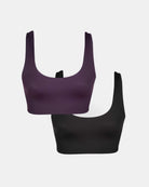 Das Hale Bikini-Oberteil von Main Design ist in dunklem Lila und Schwarz auf weißem Grund gehalten. Beide verfügen über breite Schulterträger und einen Rundhalsausschnitt, der Komfort mit Stil verbindet.