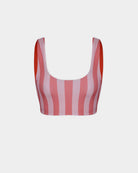 Das Hale Bikini Oberteil von Main Design ist ein ärmelloses Oberteil mit Rundhalsausschnitt und vertikalen rosa und roten Streifen auf weißem Grund.