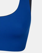 Nahaufnahme des Hale Bikini-Oberteils von Main Design in Blau, mit Rundhalsausschnitt und schwarzen Trägern. Der glatte, dehnbare Stoff unterstreicht den eleganten, sportlichen Stil.