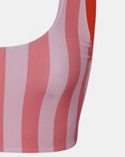 Nahaufnahme des Hale Bikini-Oberteils von Main Design, einem nachhaltigen Damenoberteil mit breiten vertikalen rosa Streifen, einem roten Träger und Details am Ausschnitt und im Brustbereich.