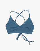 Ein Pasta-Bikini-Oberteil von Main Design mit dreieckigen Cups, überkreuzten Trägern auf der Rückseite und einem Bindeverschluss vorne. Das Design ist schlicht und elegant, hergestellt aus umweltfreundlichem Stoff, ideal für Badebekleidung. Perfekt als nachhaltiges Surf-Bikini-Oberteil vor einem schlichten weißen Hintergrund.