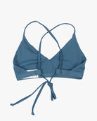 Ein blaues Pasta-Bikinioberteil mit überkreuzten Trägern auf der Rückseite und einer Schleife unten. Das Design ist schlicht und sportlich, gefertigt aus umweltfreundlichem Stoff für einen minimalistischen und umweltfreundlichen Look von Main Design.