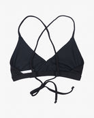 Ein schwarzes Pasta-Bikini-Oberteil mit dünnen Spaghettiträgern, die sich auf der Rückseite kreuzen. Es verfügt über einen Bindeverschluss auf der Rückseite, der eine verstellbare Passform gewährleistet. Dieses Produkt von Main Design bietet einen einfachen und eleganten Stil, der für Bademode geeignet ist und sowohl modisch als auch umweltbewusst ist.