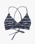 Ein Pasta-Bikini-Oberteil mit schwarz-weißem Muster. Das Bralette hat dünne, sich kreuzende Träger und ein Knotendetail auf der Rückseite. Es besteht aus umweltfreundlichem Stoff, ist weich und dehnbar und bietet eine bequeme Passform. Das Gesamtdesign ist lässig, stylisch und perfekt als Surf-Bikini-Oberteil von Main Design.