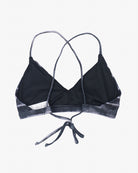 Ein schwarzes Pasta-Bikinioberteil mit überkreuztem Rücken und verstellbarem Bindeverschluss. Der Stoff aus umweltfreundlichem Stoff wirkt dünn mit einem leicht glänzenden Finish und die schmalen Träger bieten minimale Bedeckung für einen eleganten Look. Dieses Stück ist von Main Design.