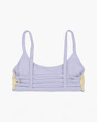 Wir präsentieren das Sassy Bikini Oberteil Reversibel von Main Design: ein stylisches lavendelfarbenes Bikinioberteil mit dünnen Trägern und einer schicken gerippten Textur auf der Vorderseite, die mühelos durch beige Seitenteile ergänzt wird. Dieses aus nachhaltigen Materialien gefertigte Stück ist sowohl modisch als auch umweltfreundlich.
