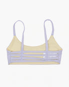 Ein lebhaftes, freches, wendbares Bikini-Oberteil von Main Design mit kontrastierenden hellvioletten Trägern und seitlichen Ausschnitten im Leiterstil, hergestellt aus nachhaltigen Materialien, elegant präsentiert auf einem weißen Hintergrund.