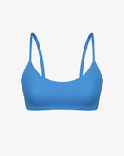 Das blaue Sassy Bikini-Oberteil von Main Design besticht durch dünne Träger auf weißem Grund. Dieses nahtlose und schlichte Oberteil bietet einen glatten, wendbaren Look und ist somit ein vielseitiger Sport-BH oder Bikini-Oberteil.
