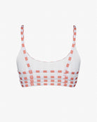 Das wendbare Sassy Bikini Oberteil von Main Design hat dicke Träger, einen Rundhalsausschnitt und ein rosa-weißes Karomuster aus nachhaltigen Materialien auf schlichtem weißem Hintergrund.