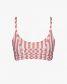 Das Sassy Bikini Oberteil reversibel von Main Design ist ein ärmelloses Crop Top mit Rundhalsausschnitt aus chlorresistentem Stoff. Es zeigt rosa-weiße vertikale und horizontale Streifen und karierte Blöcke auf schlichtem weißem Hintergrund.