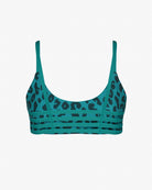 Das wendbare Sassy Bikini-Oberteil von Main Design verfügt über ein blaugrünes und schwarzes Leopardenmuster mit horizontalen Streifen am unteren Rand. Es ist aus nachhaltigen Recyclingmaterialien hergestellt und auf einem schlichten weißen Hintergrund abgebildet.