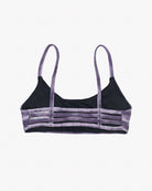 Das „Sassy Bikini-Top“ von Main Design ist ein lila-schwarzes Bralette mit dünnen Trägern und Riemchenfront aus recycelten Materialien. Es verfügt über einen glatten, leicht glänzenden Stoff und einen nahtlosen Schnitt für einen modernen, stylischen Look.