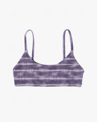 Das Sassy Bikini-Top von Main Design ist ein lila Batik-Bralette aus recycelten Materialien mit dünnen, verstellbaren Trägern und einem nahtlosen Design mit horizontalen Streifen in verschiedenen Lilatönen auf schlichtem weißen Hintergrund.