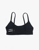 Das Sassy Bikini-Top von Main Design ist ein eleganter schwarzer Stil mit dünnen Trägern, einem Mesh-Panel-Design und einem nahtlosen Schnitt. Es hat horizontale Streifen und ein kleines weißes Logo auf der linken Seite, das aus recycelten Materialien gefertigt ist und sich elegant auf einem schlichten weißen Hintergrund abhebt.