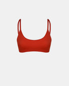 Das Sassy Bikini-Top von Main Design ist ein rotes Bikini-Oberteil mit doppelten Trägern und einem sportlich-femininen Design, das auf einem schlichten weißen Hintergrund abgebildet ist.