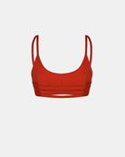 Das Sassy Bikini-Top von Main Design ist ein leuchtend rotes, ärmelloses Crop-Top mit dünnen Trägern und Rundhalsausschnitt, hergestellt aus recycelten Materialien für einen sportlich-femininen Look, abgebildet auf einem schlichten weißen Hintergrund.