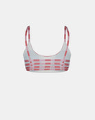 Das Sassy Bikini-Top von Main Design ist ein sportlich-feminines Modell mit dünnen Trägern, gefertigt aus recycelten Materialien, in Weiß mit pinken Querstreifen auf der Vorderseite, präsentiert vor weißem Hintergrund.