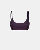 Das Sassy Bikini-Top von Main Design ist ein dunkelviolettes Bralette mit sportlich-femininem Stil, dünnen doppelten Schulterträgern und Rundhalsausschnitt, abgebildet auf einem schlichten weißen Hintergrund.