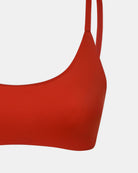 Nahaufnahme des Sassy Bikini-Tops von Main Design in Rot, mit dünnen Trägern und aus recycelten Materialien, vor einem schlichten weißen Hintergrund.